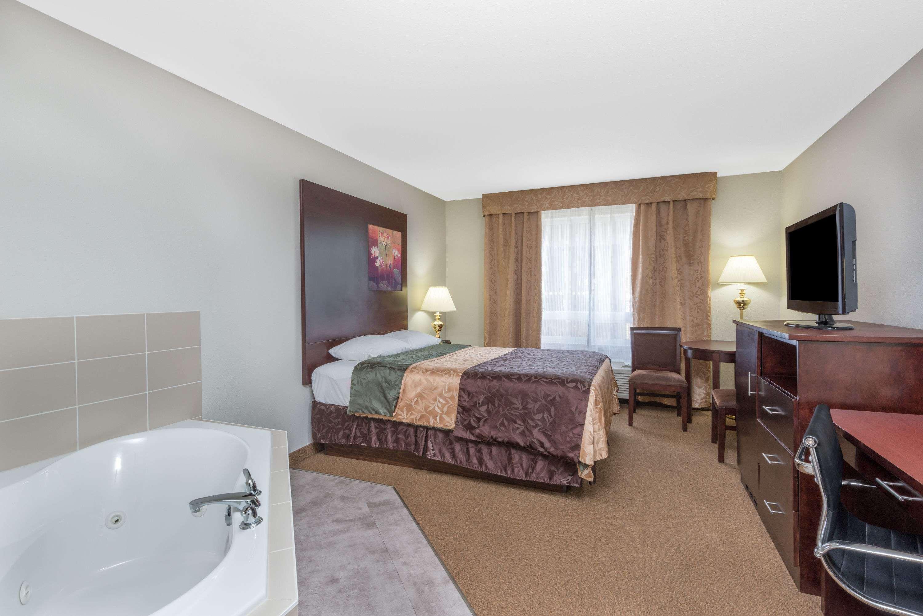 Super 8 By Wyndham Innisfail מראה חיצוני תמונה